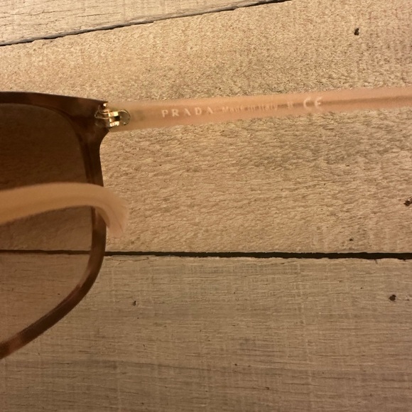 Prada sunglasses good condition - Picture 4 of 4